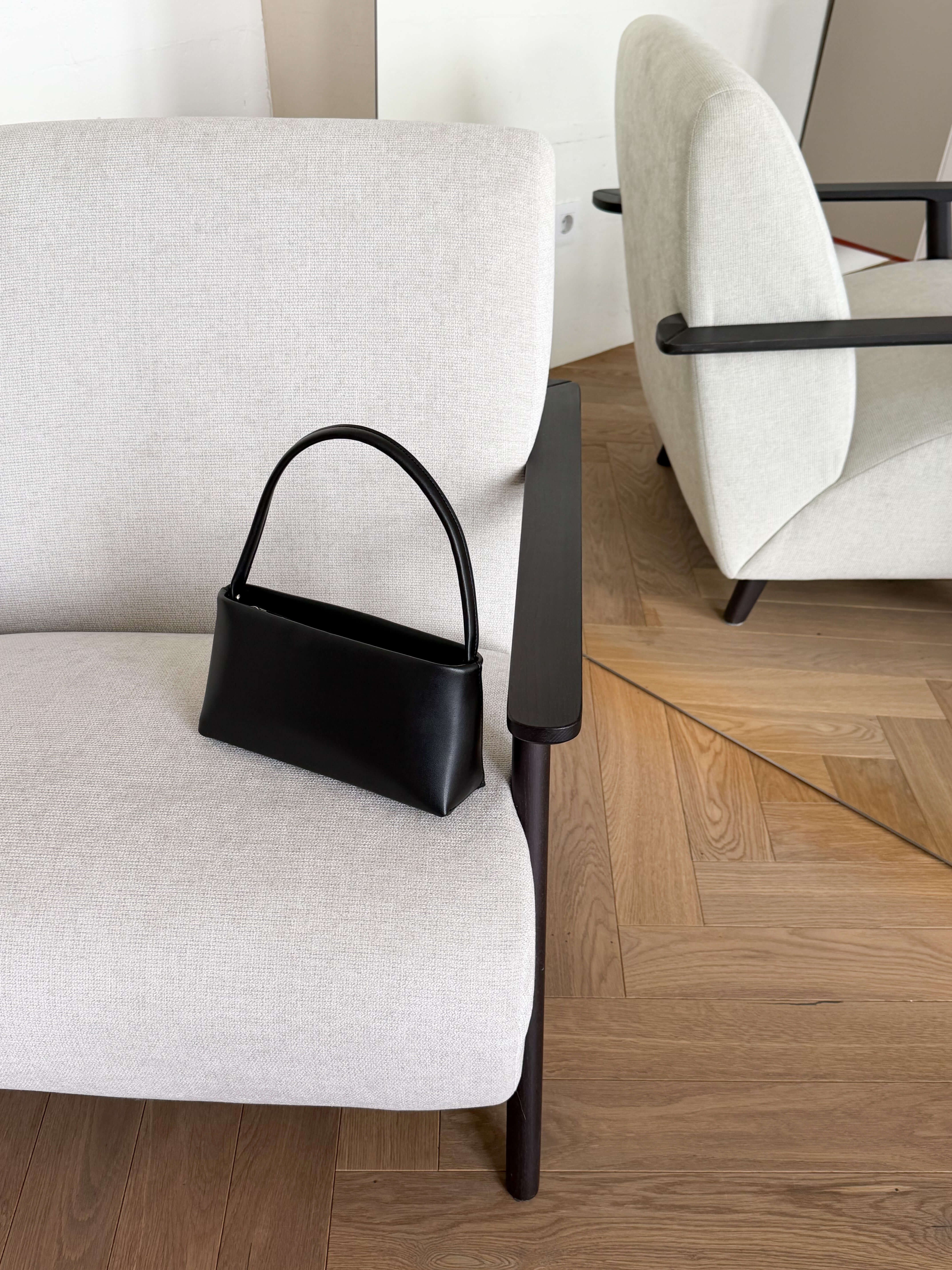 Мінімалістичний клатч-багет ДЖУДІ чорний LEMAN LM4874-1